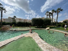 Maison familiale 3 chambres, 8 couchages, piscine et aires de loisirs communautaires, Gran Alacant